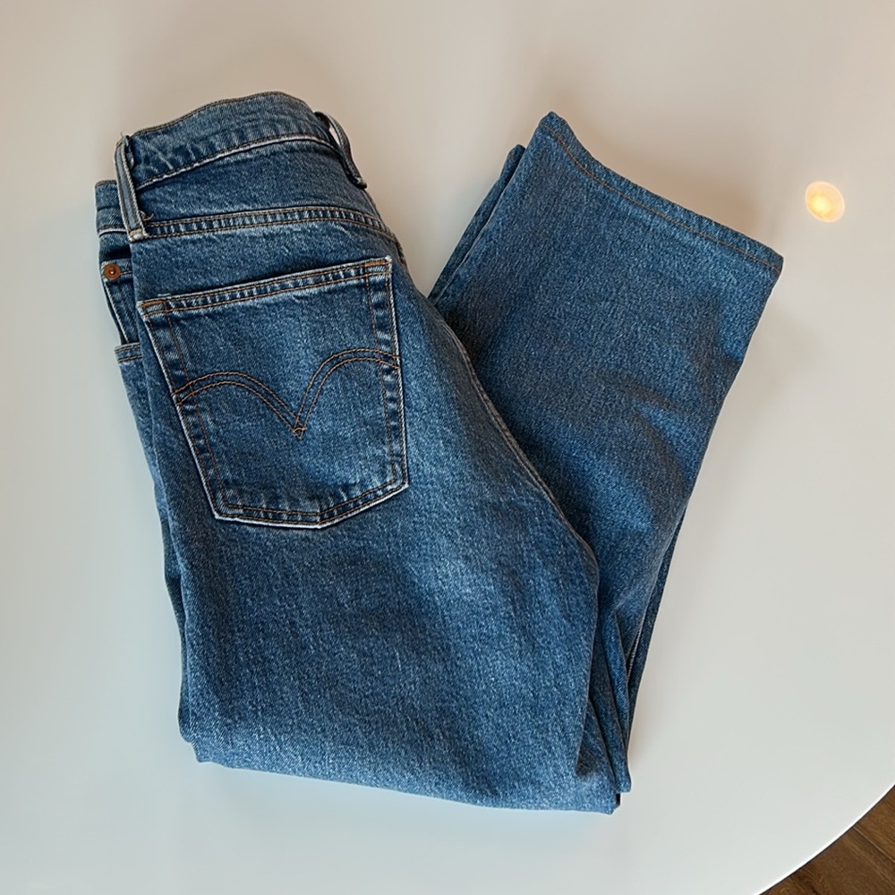 Wonderful design! Levi's Classic Blue Straight-Leg Cropped Jeans